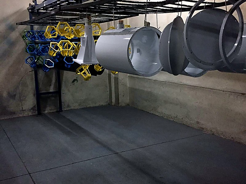 Konveyörde askılı parçalar