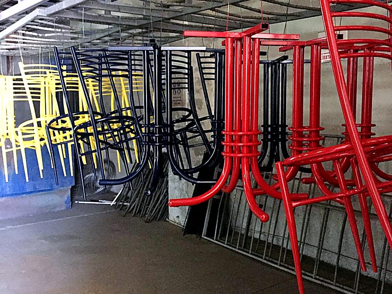 Renkli sandalye üretim hattı