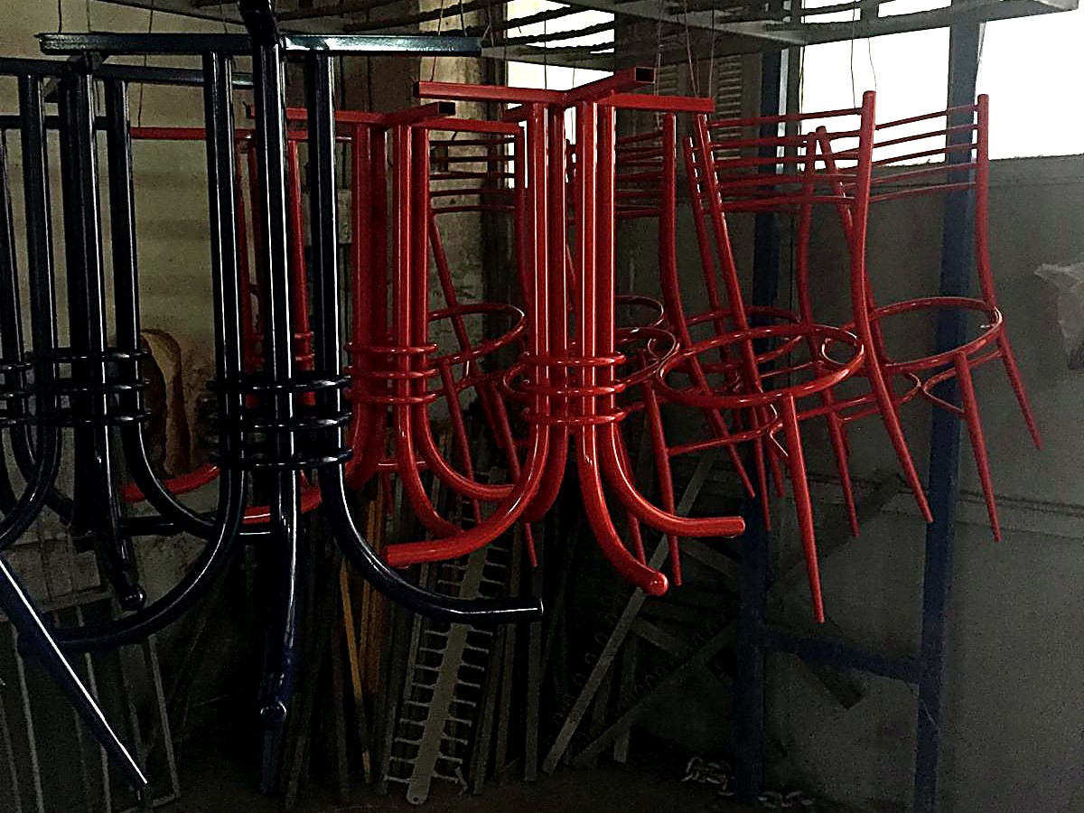 Üretim hattı – boyalı sandalyeler